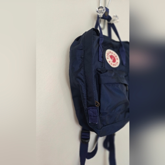 Kånken Navy Backpack NWOT - Picture 3 of 6